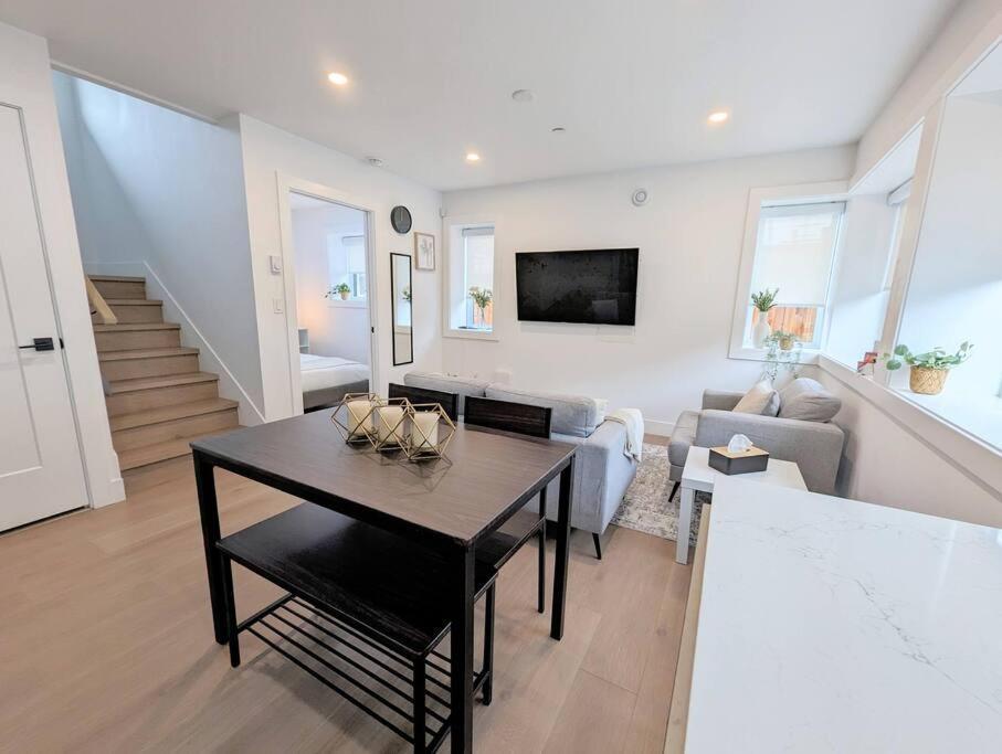 Centrally Located, Modern, 2 Bedroom Home 溫哥華 外观 照片