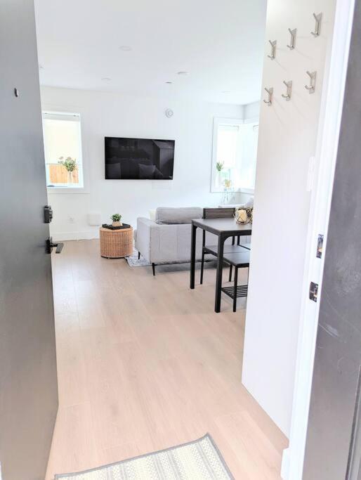Centrally Located, Modern, 2 Bedroom Home 溫哥華 外观 照片